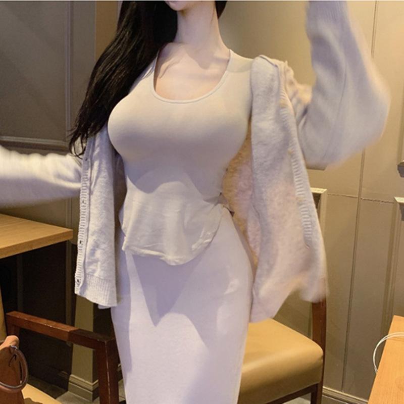 GUJI—17 Round Neck Slim-Fit Long Sleeve Base Shirt, Enhancing Chest And Figure, Elastic Spring/Autumn Top With Round Arc Hem And Side Slits Fashion Solid Chic