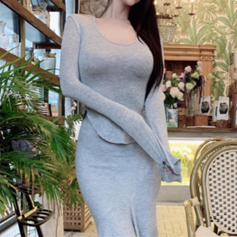 GUJI—17 Round Neck Slim-Fit Long Sleeve Base Shirt, Enhancing Chest And Figure, Elastic Spring/Autumn Top With Round Arc Hem And Side Slits Fashion Solid Chic